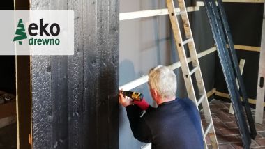 Montaż nowoczesnych boazerii na ścianie i suficie. EKODREWNO. Wrocław